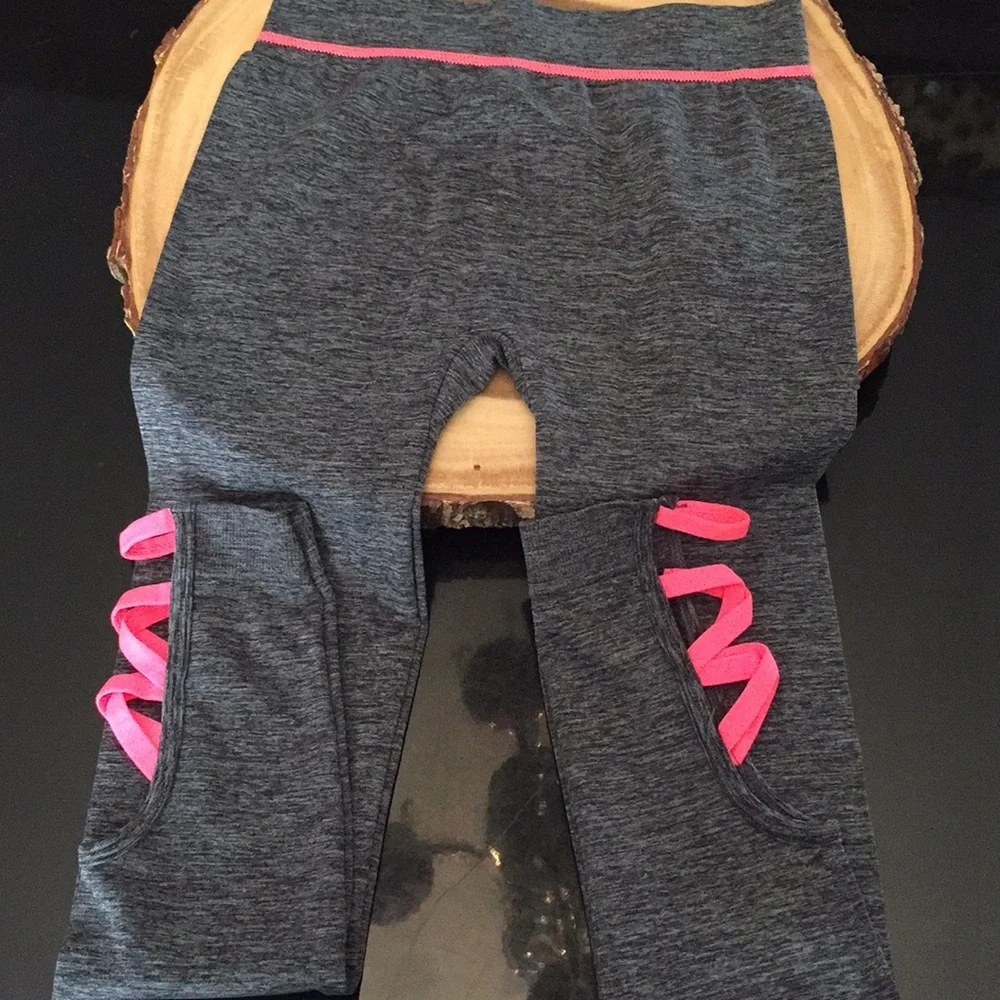 Soba sport leggings gray and salmon size 7/8‎ shows up pink in pic